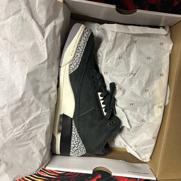 Air Jordan Retro 3 | WMNS 12 (men 10.5) | Off Nior/Black Sail/Voile/Noir - Picture 5 of 8